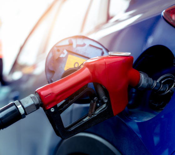 coche echando gasolina