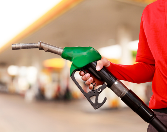PERSONAL DE GASOLINERA SUMINISTRANDO
