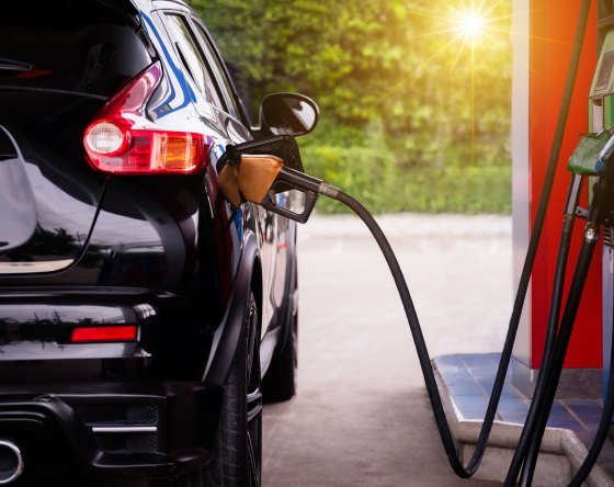 coche echando gasolina